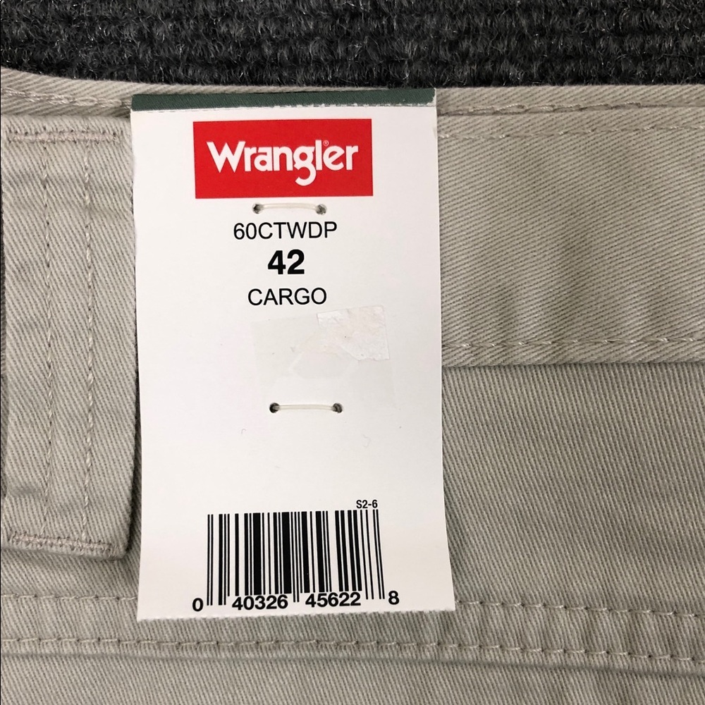 NWT Wrangler Men's Light Tan Cargo Shorts Sz 42 (M1) - Picture 3 of 6